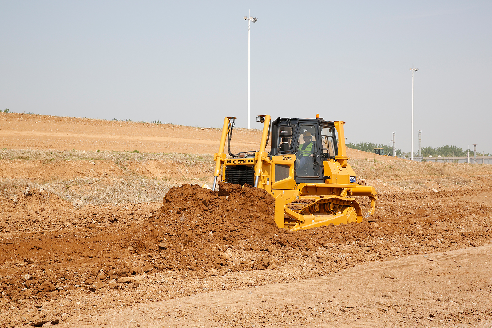 Бульдозер SEM 818F