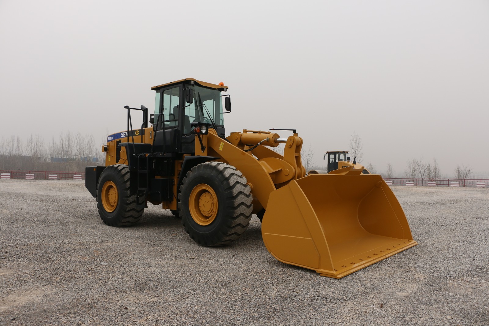 Фронтальный погрузчик SEM 660D